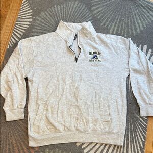 MV SPORT U DELAWARE QUARTER-ZIP SWEATSHIRT